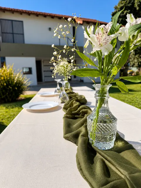 Mesa con floreros de vidrio