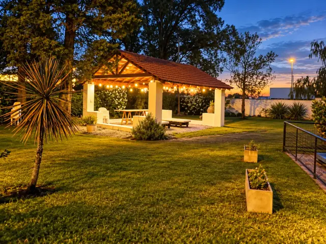 Espacio techado del parque al atardecer